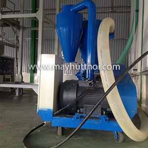 Pneumatic vacuum conveyor for conveying agricultural products from container to storage 